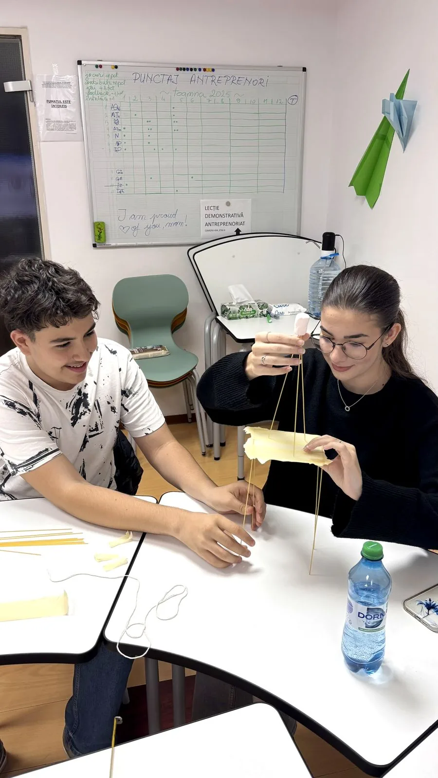 Adolescenți lucrând în echipă la un exercițiu practic, la cursul de antreprenoriat Ageria